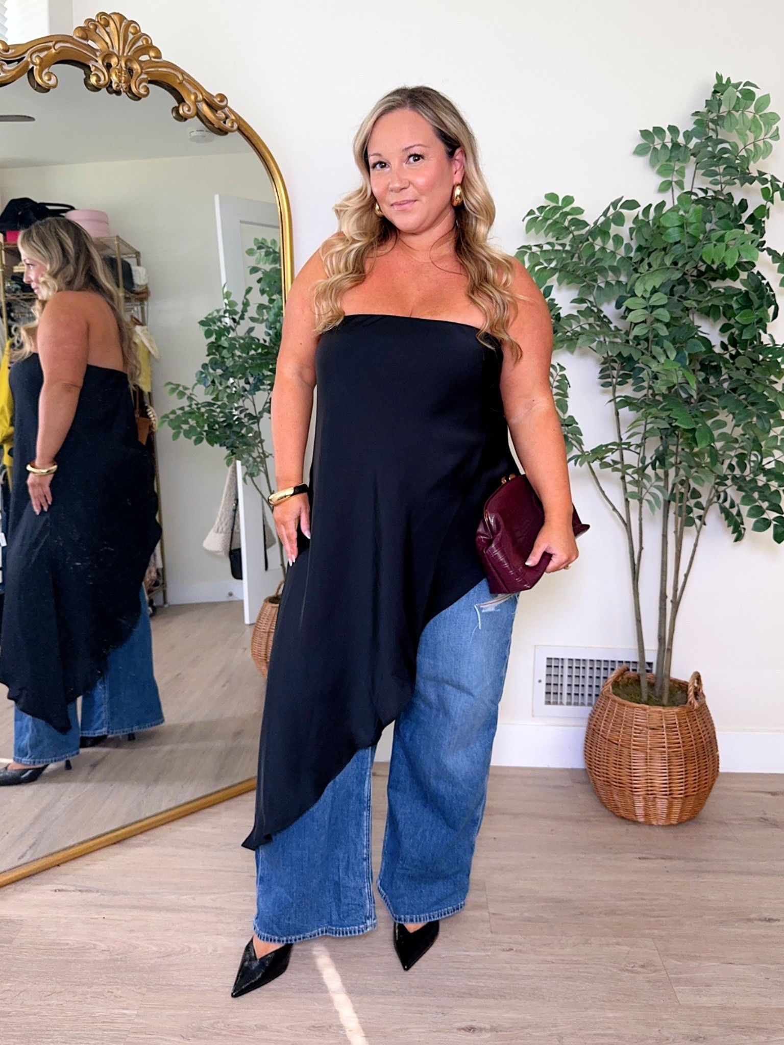 Midsize fall outfit 
@Aritzia statement top size LARGE (has a built in bra shelf) 
@American Eagle Outfitters jeans size 12 SHORT 

Fall style, fall trends, date night outfit, jeans, wide leg jeans, denim, petite style, midsize style

#LTKMidsize #LTKPetite #LTKOver40