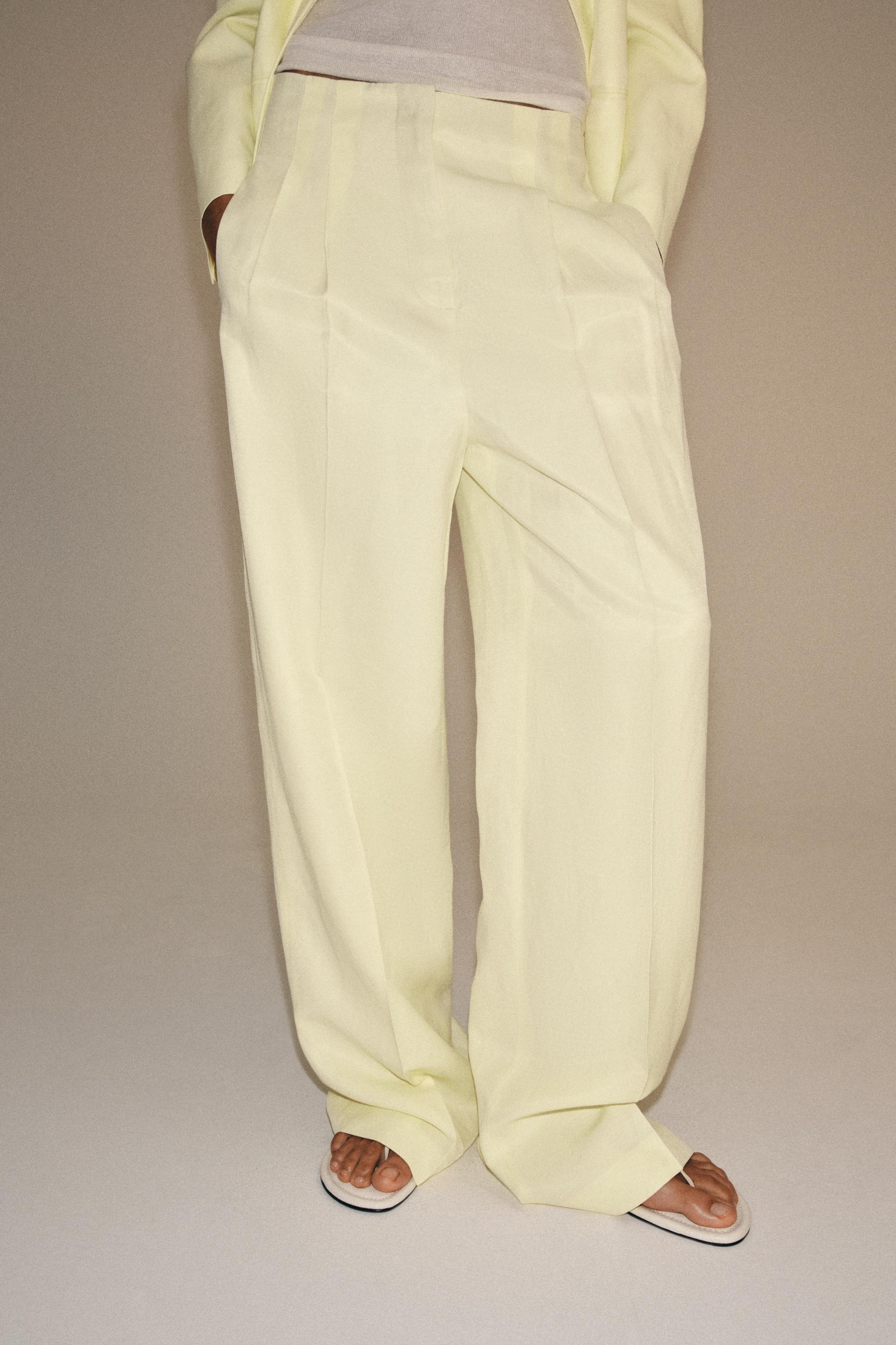Model height: 176 cmZARA WOMAN COLLECTIONMid-waist trousers made from a fabric containing 21% lin... | Zara UK