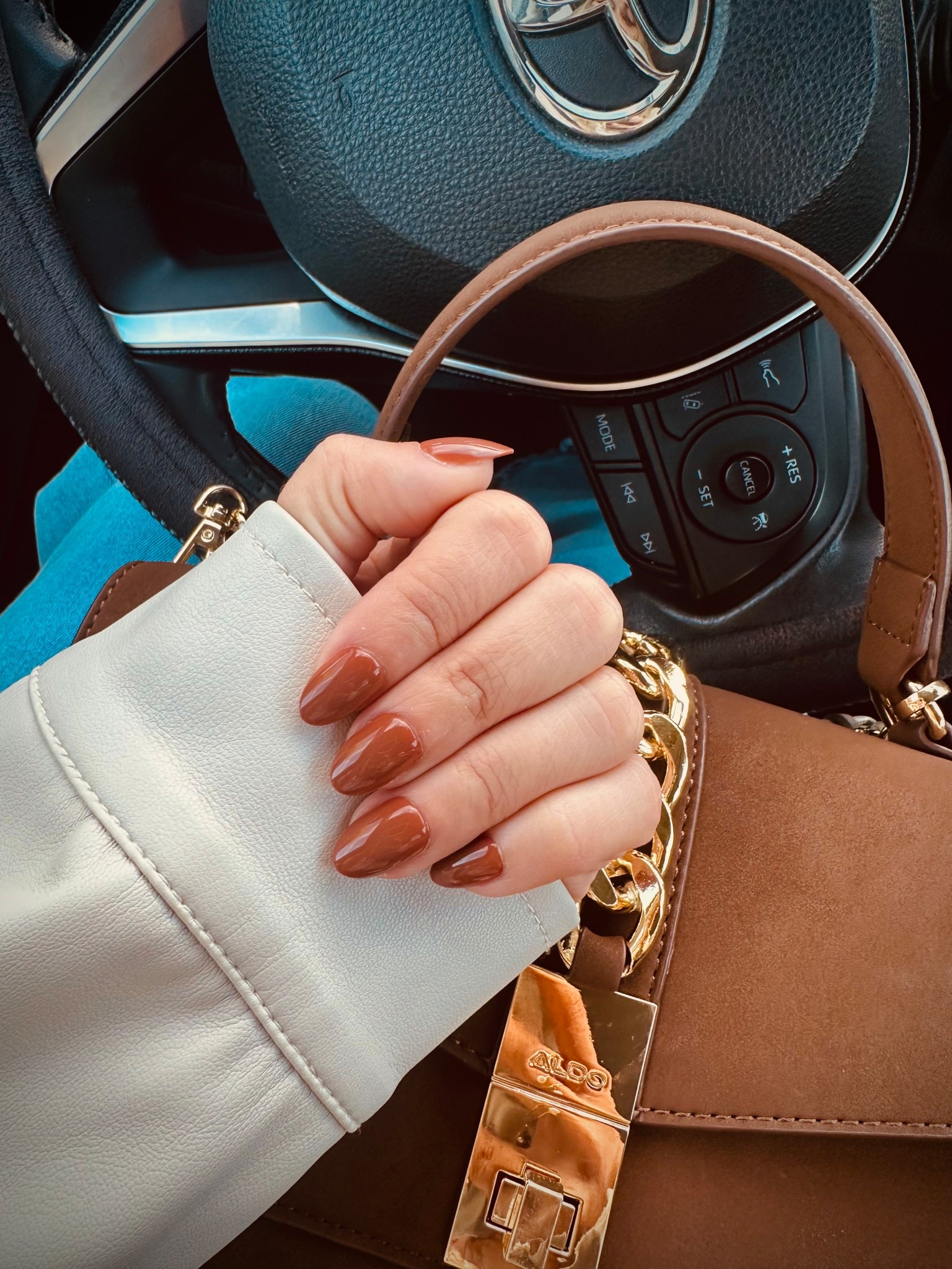 Mis nuevas uñas chocolate añaden un toque elegante a mi bolso nuevo. ¡Un look perfecto para cualquier ocasión! Y mi elegante anillo. 

#LTKgrwm #LTKSaleAlert #LTKdayinmylife