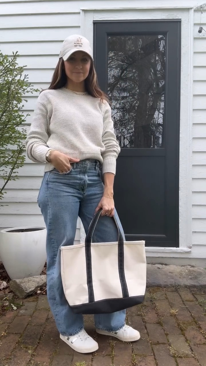 My social life consists of sidelines these days, and I'm not mad about it. 💙🥍

This sweater is one of the ones I was talking about in stories today. It's soooo good! Definitely a new favorite. 😍

The jeans are a classic wide leg. I wear them all the time. 

Grab a boat and tote and a hat and you're good to go 🥍 #gosports

*comment shop for links and sizing
