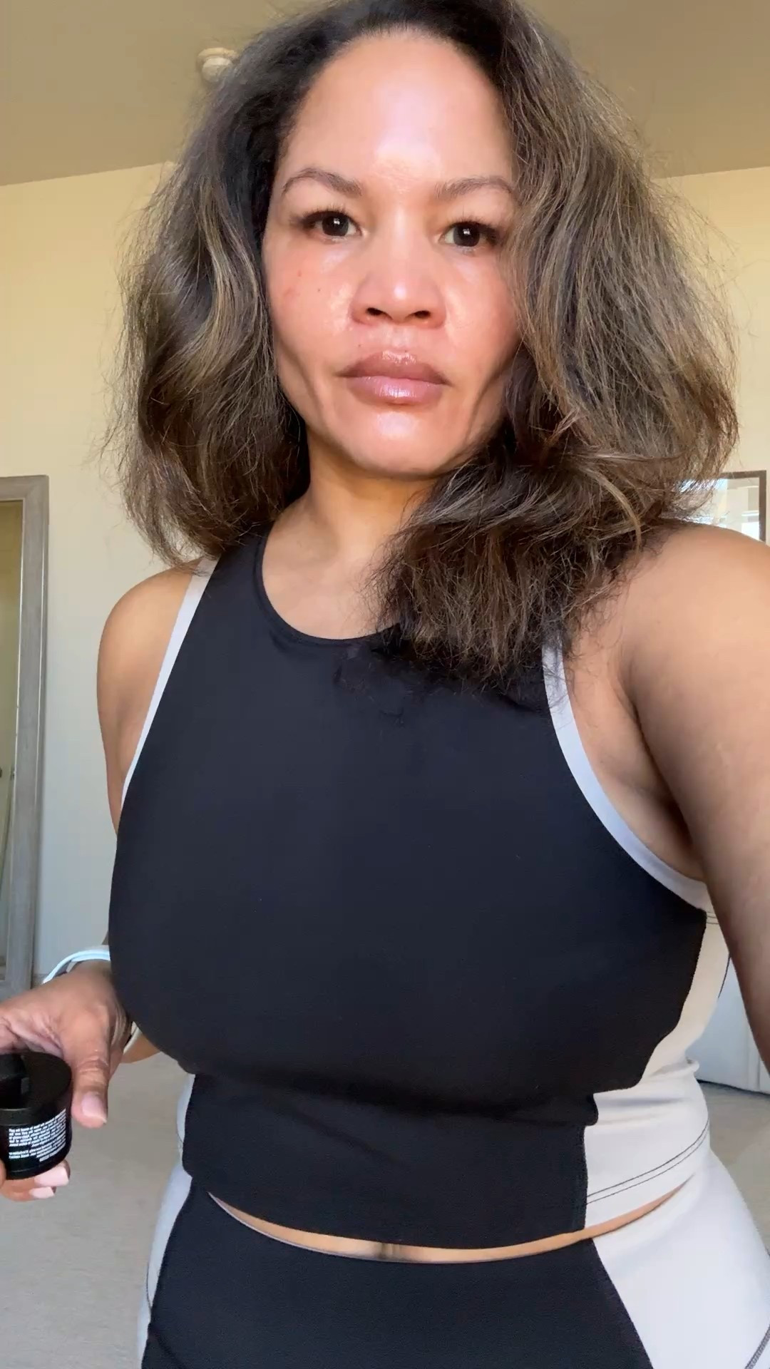 Hide those grays!! This stuff works wonders, it’s compact so you can carry it in yiur purse for touch ups! I recommend one at home and one in your purse or car, ha! I’m using the dark brown. 