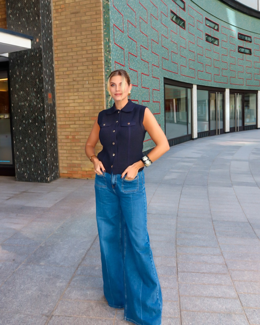 Denim for This Morning today! My stylist Kelvin put me onto these jeans, they’re pricey but that kind of piece you have in your wardrobe forever 🩵 also how amazing are these gold heels from ASOS, they’re definitely needed as the jeans are very long!

The knit collared gilet is French Connection! ❤️🙏🏼