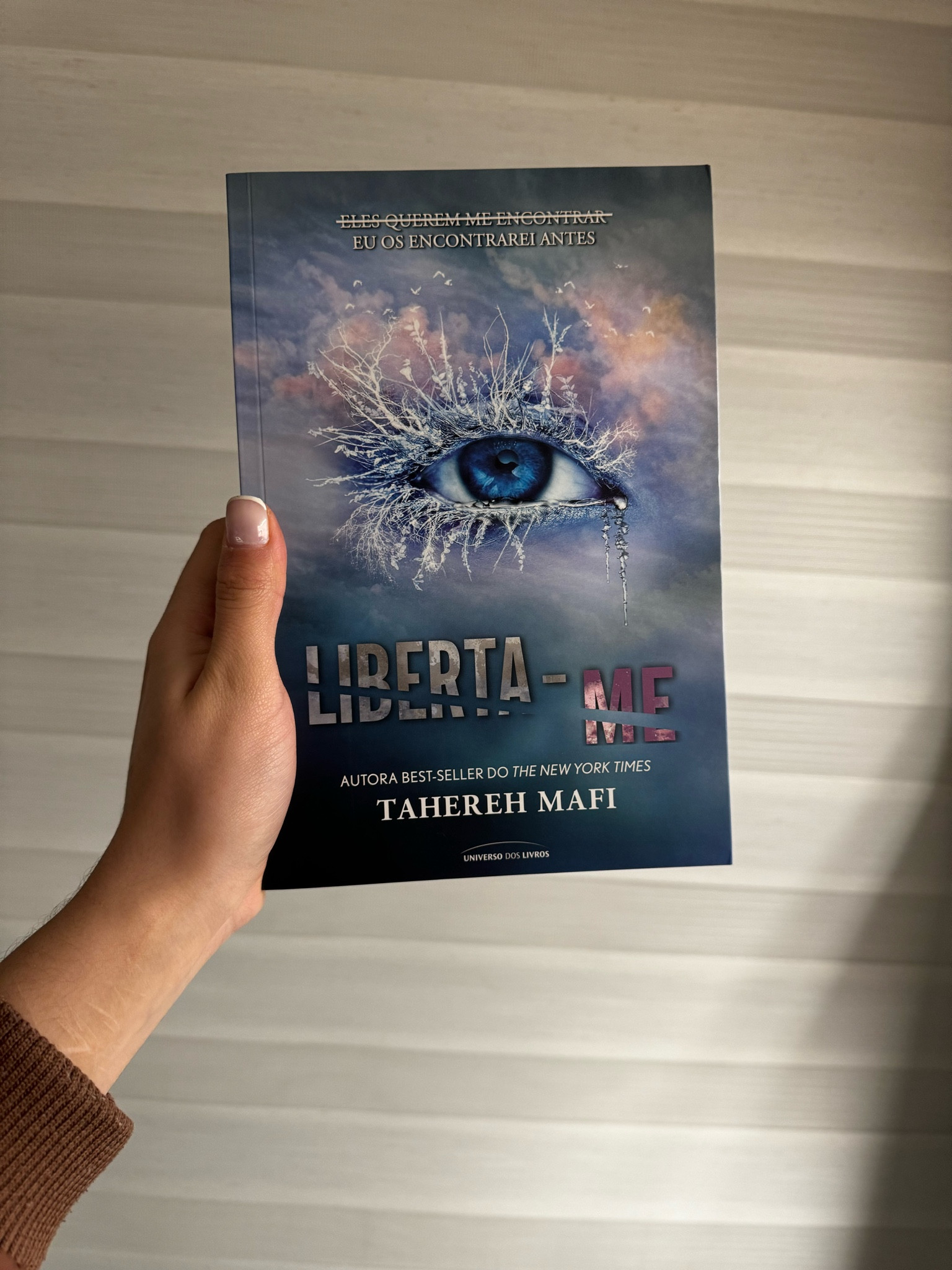Liberta-me - Tahereh Mafi - 448 páginas 

Avaliação: ⭐️⭐️⭐️⭐️⭐️ 

Mai um livro da série Estilhaça-me, continuação imperdível dessa história envolvente!!! 

SINOPSE 
“Após escapar do Restabelecimento e encontrar a sede da resistência rebelde – um lugar para pessoas com dons, como ela –, Juliette enfim se sente livre… livre do plano de ser usada como arma e livre para amar. Mas ela nunca estará livre de seu toque letal. Nem da guerra que se aproxima.
Assombrada pelo passado e aterrorizada com o futuro, ela sabe que precisa tomar decisões capazes de mudar sua vida, entre o que quer e o que acredita ser correto. Decisões que podem envolver escolhas entre seu coração e a vida de alguém.”

#LTKstyletip #LTKover50style #LTKgiftguide