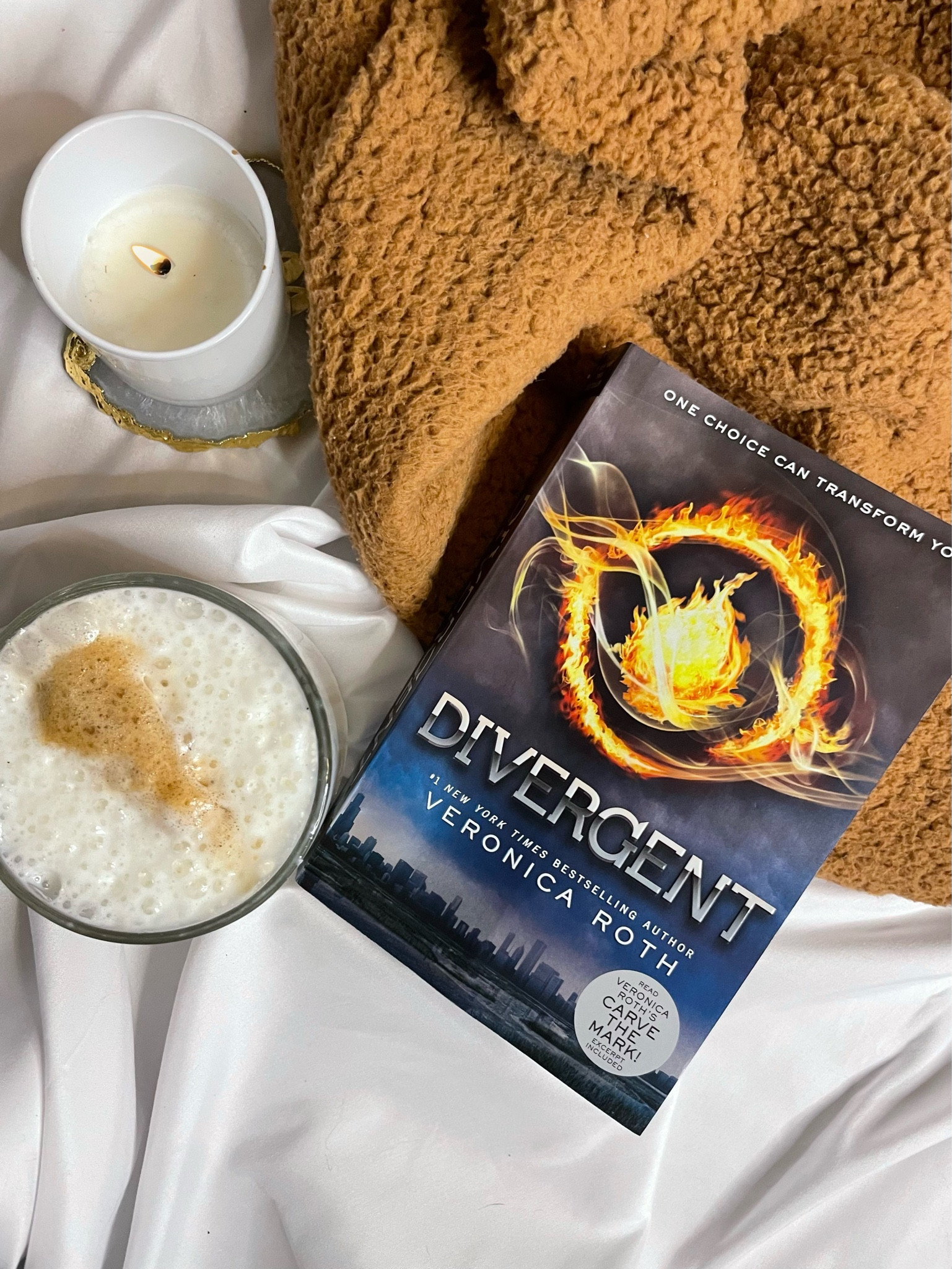 First read of 2023
⭐️⭐️⭐️/5
I wanted to love it and maybe watching the movie first ruined it for me, but it was only okay. 
I don’t mind the characters, the 18-16 romance thing is still kinda eh to me, the author gave me someone to hate, but I don’t love any of the characters - I was hoping it would be Four. Dystopian worlds like this either need to really be unique, otherwise they feel like Hunger Games and that’s what this was except not as good. I will finish the series though in hopes it gets better. Also, I will not be watching anymore movies until I read the books 😂