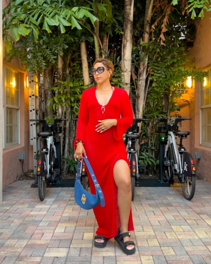A little beach before Baseling.

Sunnies & bag @pluggedbybiancam 
Dress @vicidolls 
Swimsuit @asos 
Sandals @stevemadden 

#artbaselmiami