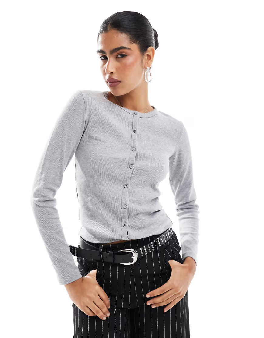 Stradivarius – Rippstrickjacke aus Jersey in Grau | ASOS (Global)