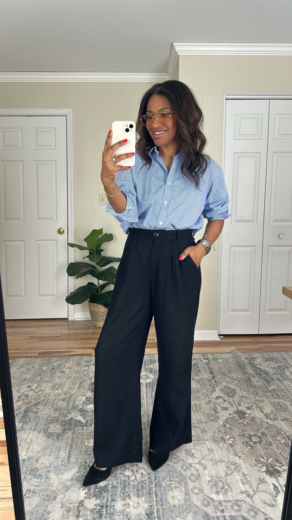 Wearing a size 27 regular in the linen pants. There is mild shrinking on the length that happens after the first wash due to the natural linen fibers. Wash on delicate cycle and line dry and steam iron. Otherwise I love the fit of these and they are lined. #abercrombiepartner @abercrombie 

#LTKSpringSale #LTKootd #LTKOver40