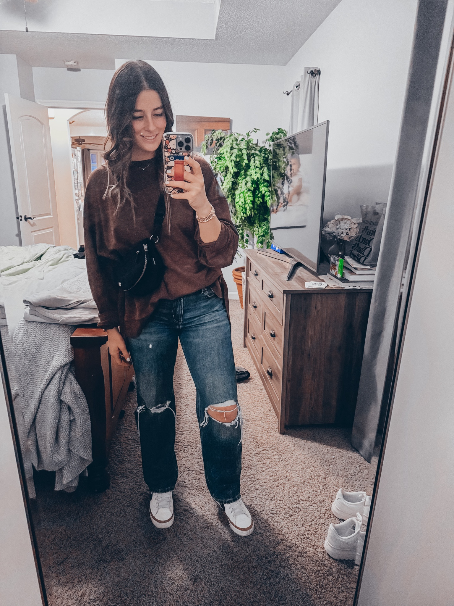 Casual style // Levi jeans // Nike court legacy // lululemon belt bag 