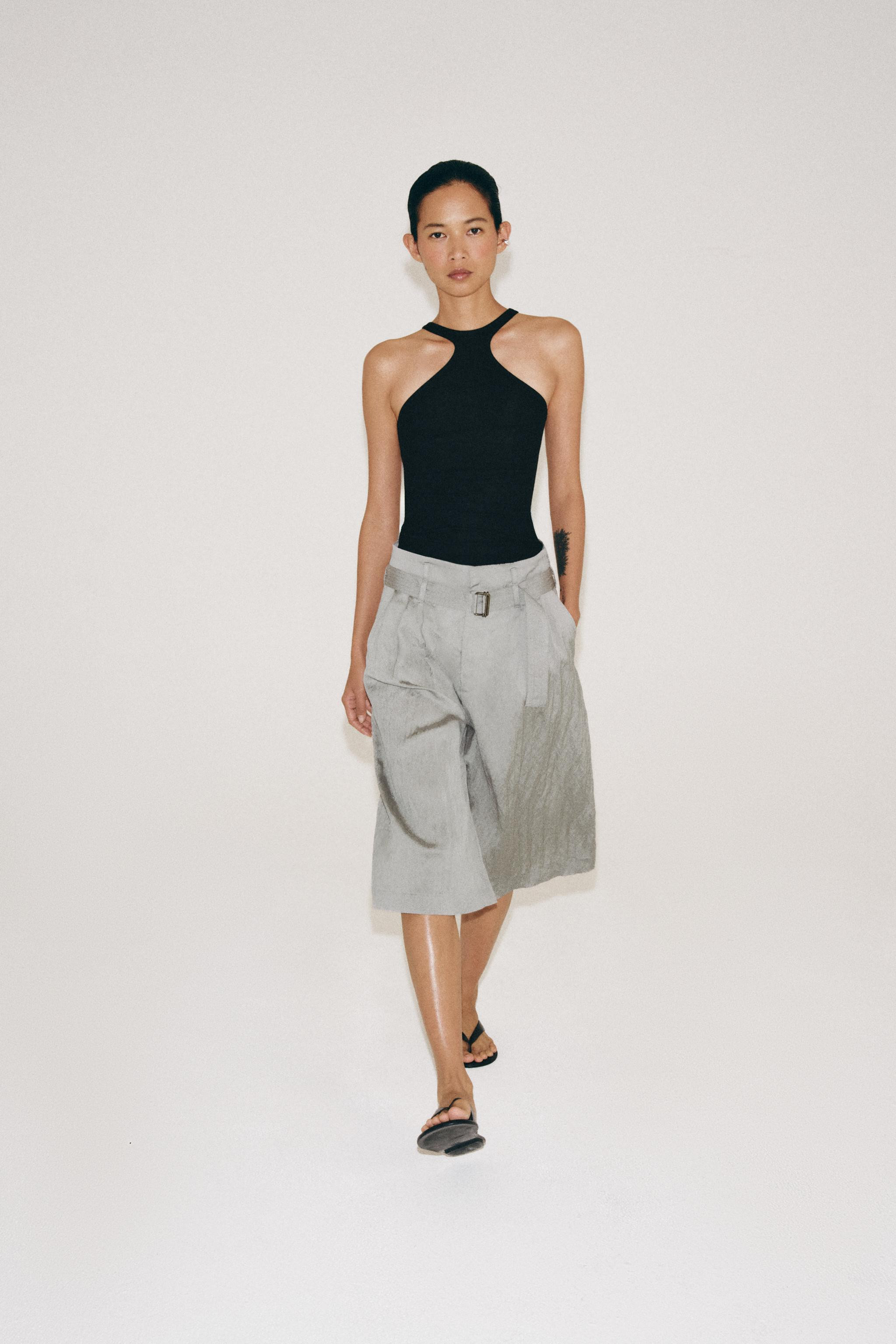 Top made of cotton blend yarn. Halter neckline and sleeveless design. Straight hem. | Zara US