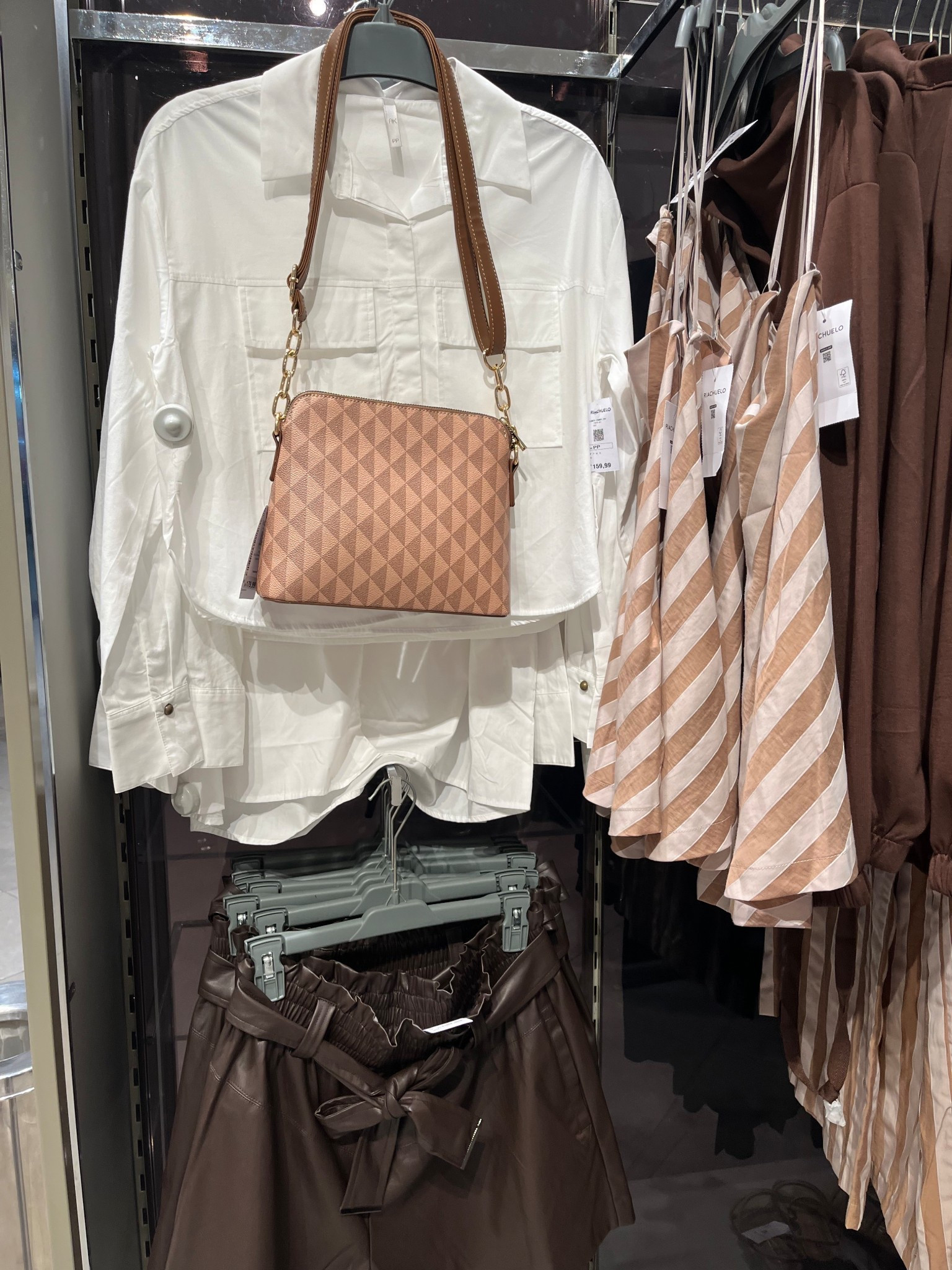 	#DallasComALTK 
O look que é a cara do outono! 🍂🤎 O marrom chegou com tudo nesta temporada, e essa combinação de short de couro, camisa e bolsa é puro charme e elegância. Quem já quer esse combo no closet? ✨👜

#LTKbrasil #LTKdicadeestilo #LTKlookdetrabalho