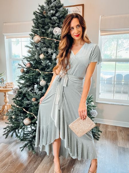 Still looking for that perfect holiday dress?! Look no further! This gorgeous dress is under $50, so comfortable and amazing quality! 



#LTKstyletip #LTKSeasonal #LTKHoliday