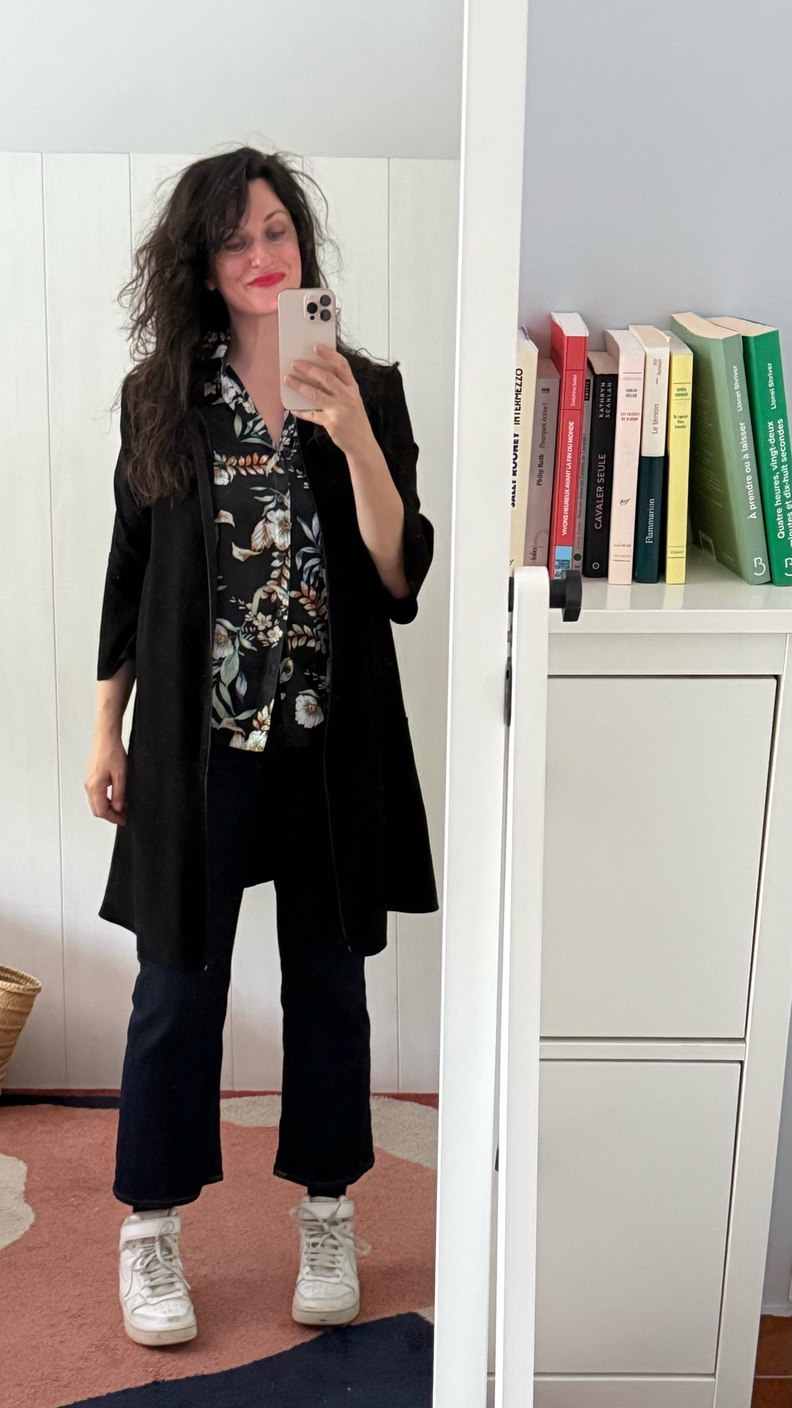 . Robe transformée en veste #gerarddarel 
. Chemise hawaïenne homme #superdry 
. Jean brut coupe kick flare #calvinklein 
. Baskets montantes #nike 
. Baume à lèvres coloré #labello