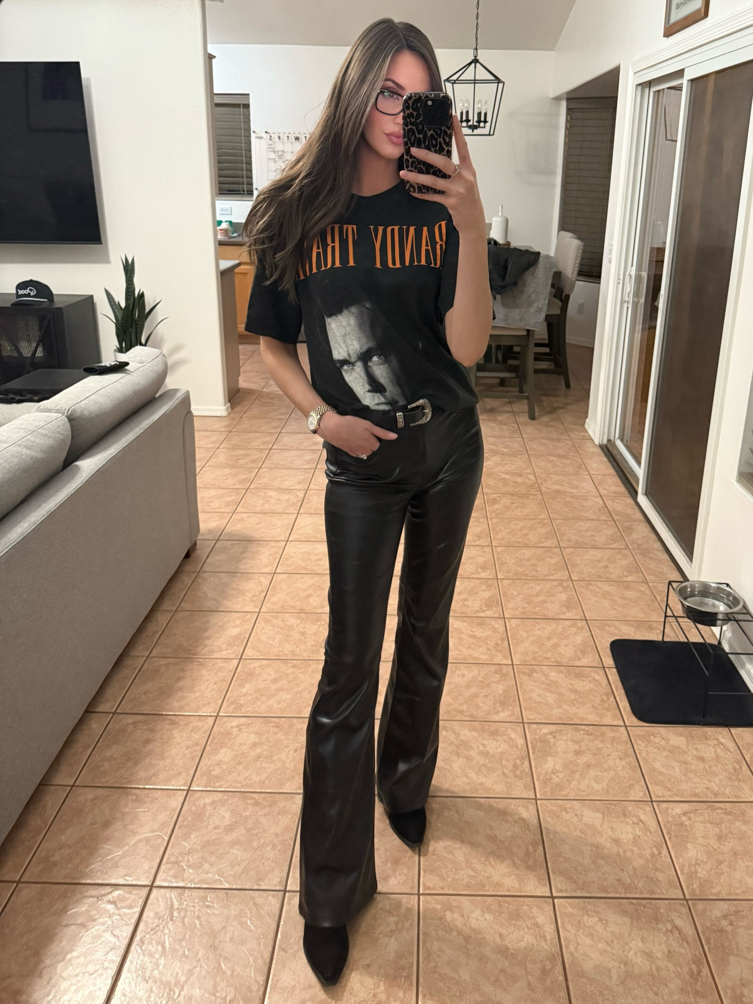 Randy Travis Concert, paired this Vintage tee I found on Etsy with some leather flares (Gap Size 28L)  and black suede cowgirl boots 🎵🖤