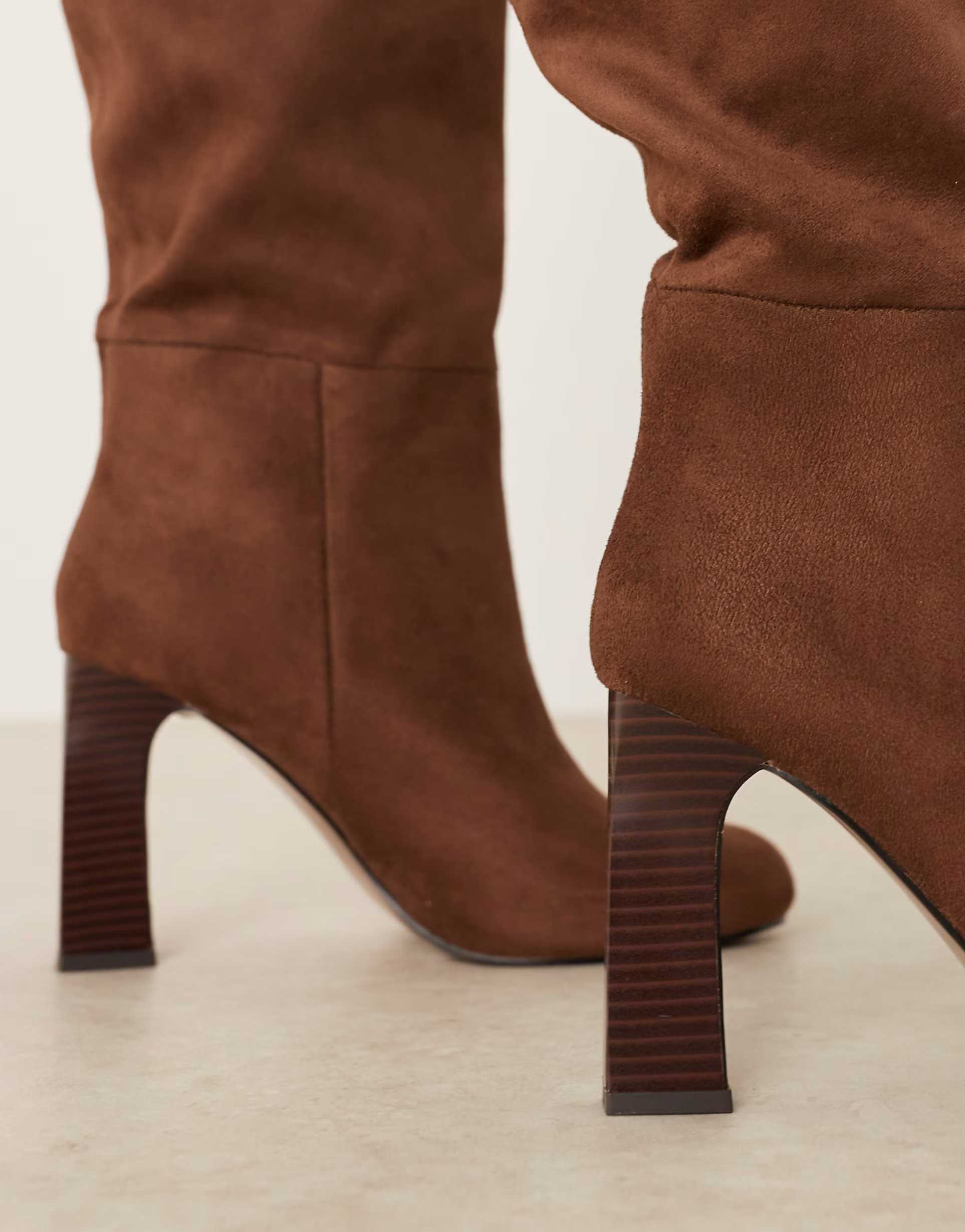 ASOS DESIGN Curve – Carly – Kniehohe Schlupfstiefel aus Wildlederimitat in Schokobraun mit Bl... | ASOS (Global)