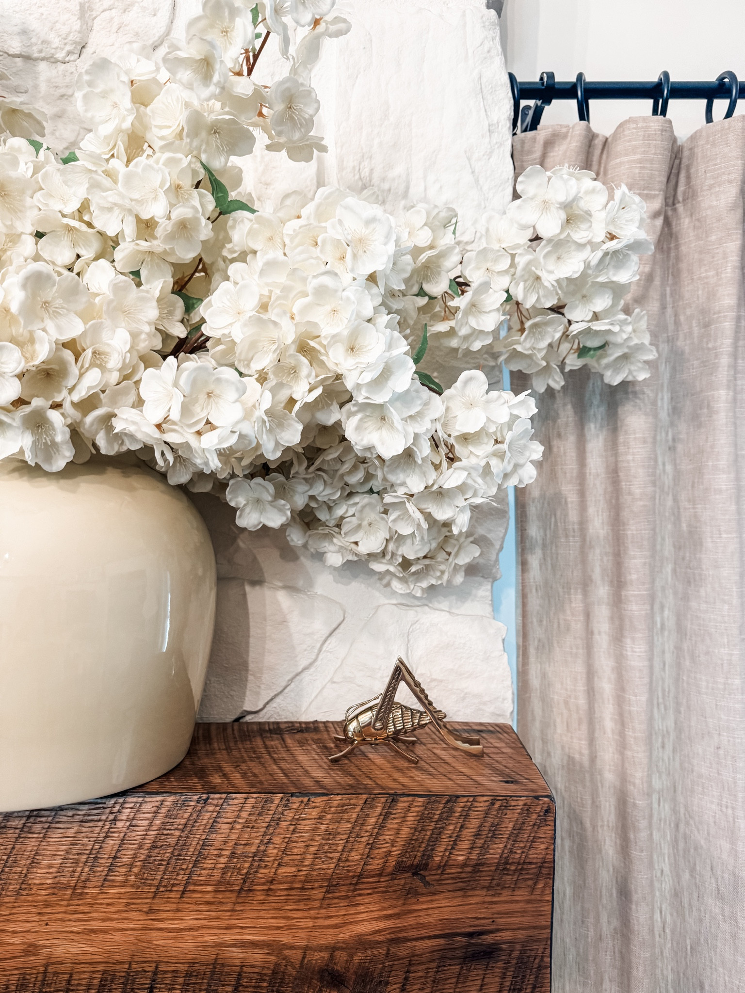 Love this brass good luck cricket sculpture on our hearth! 

#vintagedecor #brass #brasscricket