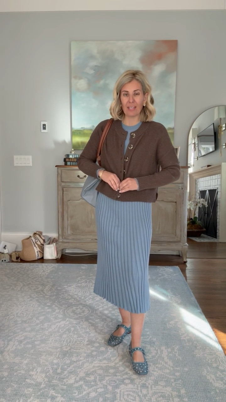 I love this dress… Kaiser wore it in brown and it’s adorable! So many ways to style! 

Cardigan - xs
Dress - xs
Blue Studded Flat - 7 (1 size down)
Mule - 8


#LTKmomlife #LTKOver40 #LTKdayinmylife