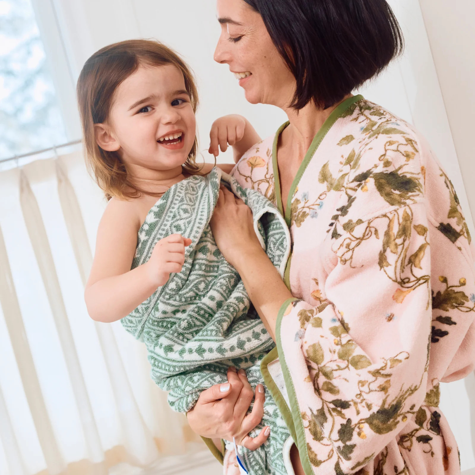 Monogrammed Plush Luxury Scallop Bath Towel | Weezie | Weezie Towels