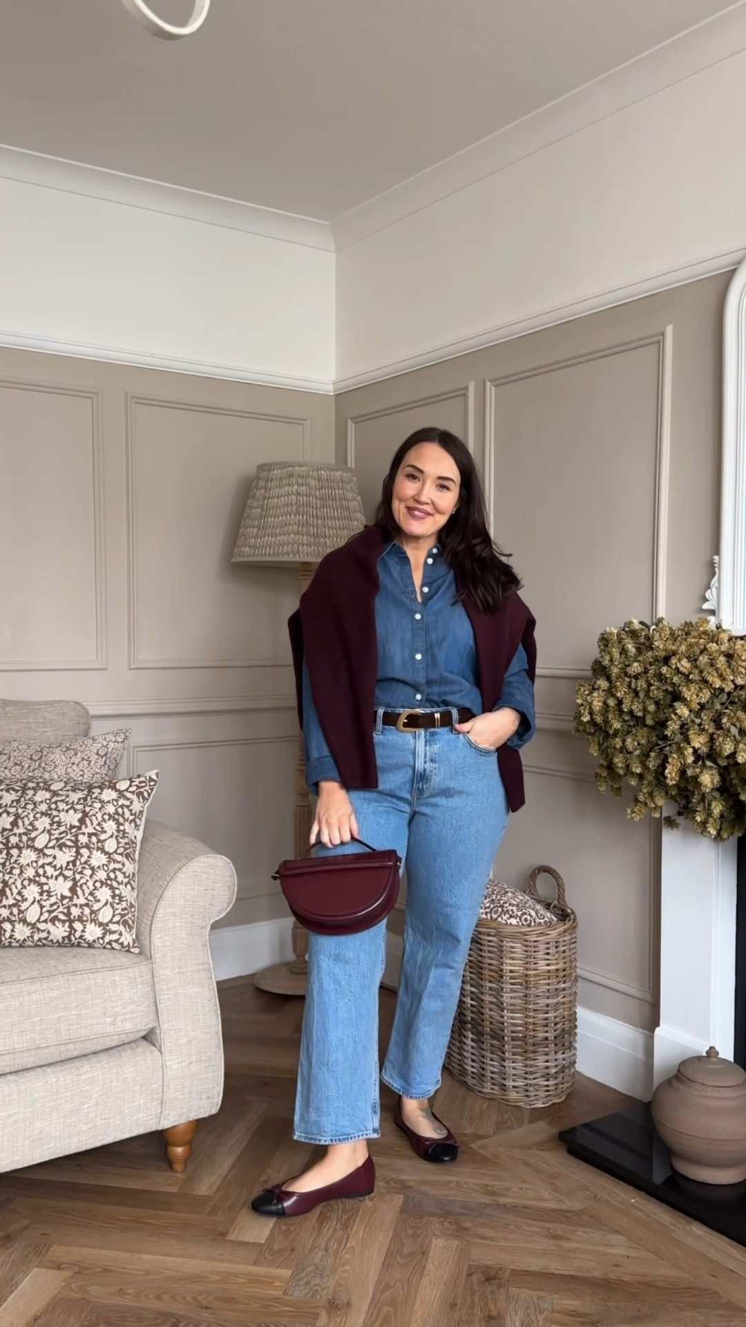 Hey lovelies 💕 so today I thought I'd share a casual outfit that still looks really chic and put together. I'm wearing size 29 short in my jeans ( they are a cropped length) I'm wearing a size 14 in the shirt. 

#LTKwinter #LTKuk #LTKspring