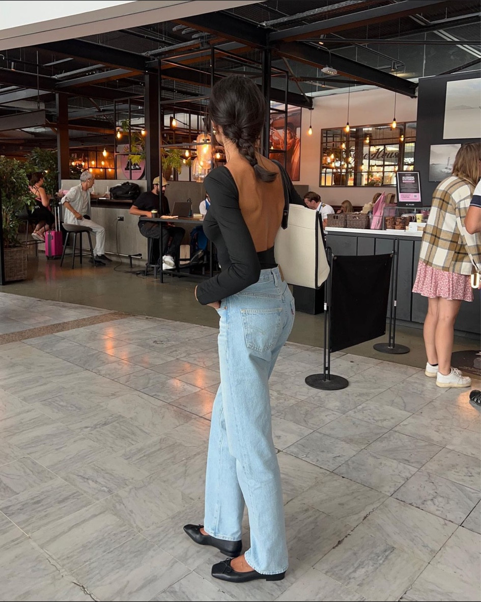 Body manches longues dos nu, body dos nu noir, body basique à manches longues, jean original Levi’s, jean bleu, ballerines cuir bout carré, ballerines noires en cuir 

#LTKshoecrush #LTKstyletip