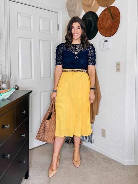 Work get ready with me
Lace top-medium
Midi skirt-old; added similar
Ankle strap shoe-sized up to 11
Belt-small


#LTKstyletip #LTKworkwear #LTKcurves