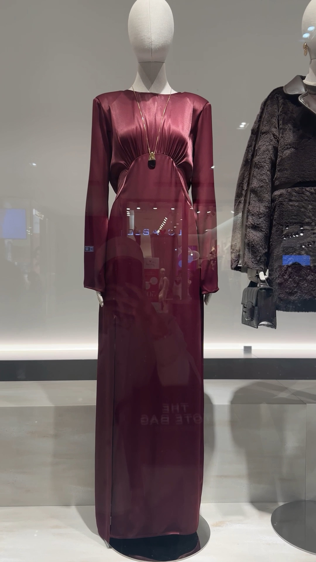 Stunning burgundy dress from H&M !! christmas collection is here and its gonna sell out fast 🤫

#LTKdatenight #LTKwinter #LTKdresses