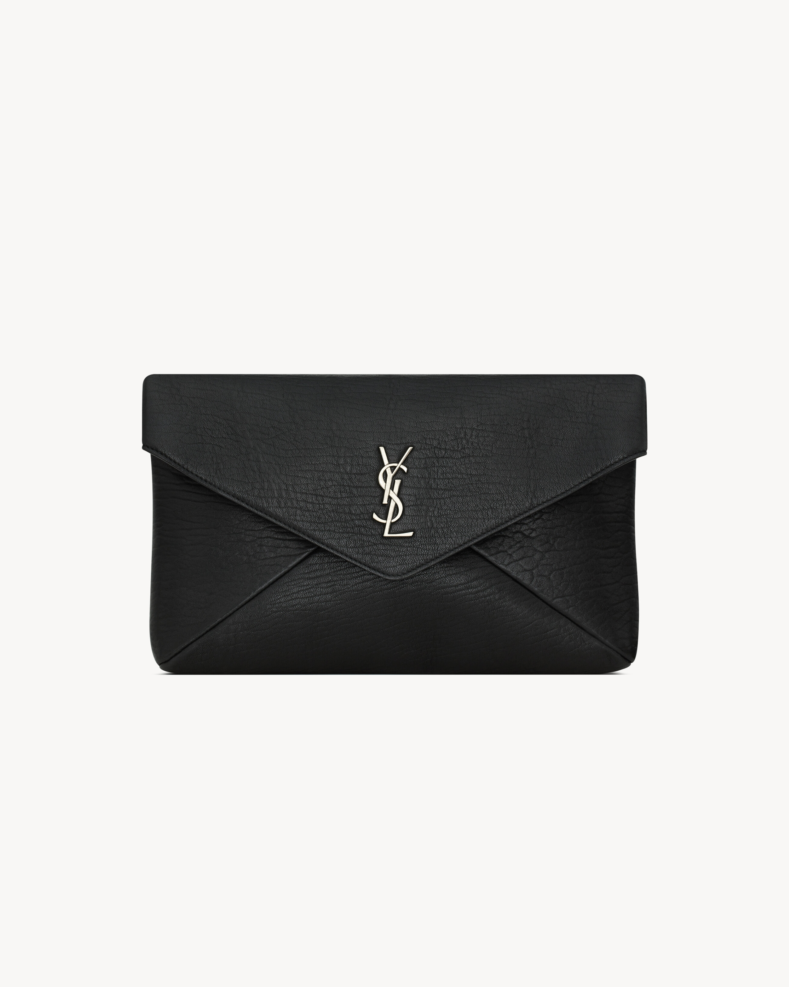 Pochette grande tipo sobre Cassandre de piel de cordero granulada | Saint Laurent Inc. (Global)