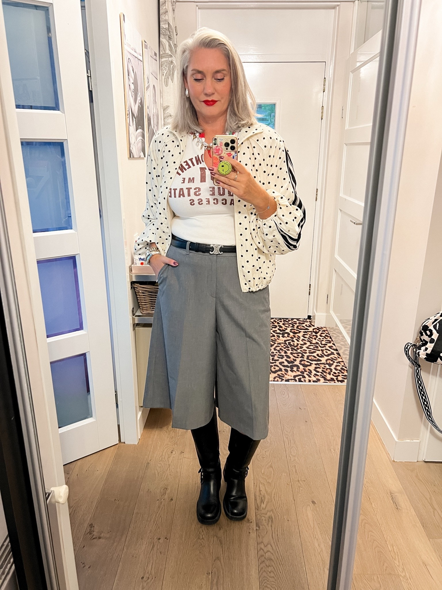 OOTD - Woensdag. Grijze bermuda/culotte (xl), sport inspired raglan t-shirt (l), zwarte biker boots (oud), polkadot jasje (Shoeby), parel bedelketting.

#LTKnederlands #LTKeurope #LTKFashionMonth