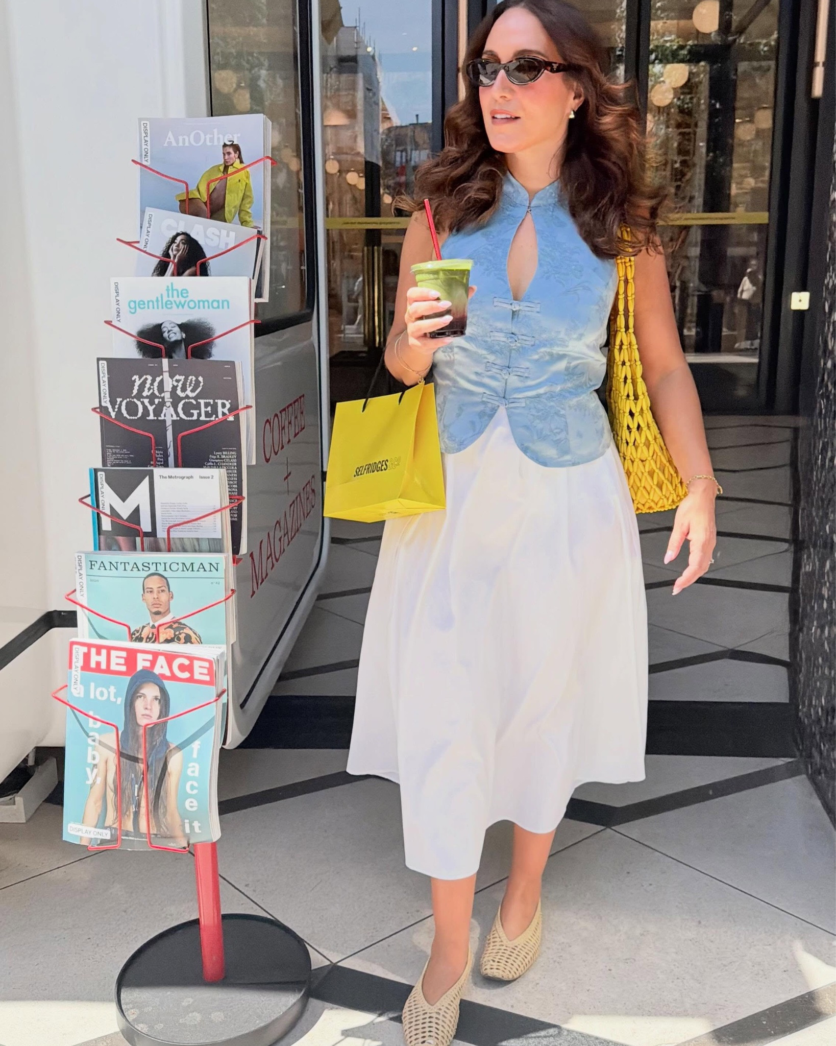 The colour combination I didn’t know I needed until I did. Blue and yellow 💛🩵quietly one of the best pairings in your wardrobe.

Taken outside my favourite department store @theofficialselfridges a girlie shopping trip with my daughter, the best kind of day. Fun fact - when I was at uni I used to work at Selfridges in the menswear department for @ralphlauren 🤭🤭

Thanks to Miss P for taking the photo 😜

Top @stradivarius 
Skirt @mango 
Bag @marccain kindly gifted
Shoes @asos 

#colourstyling #over40style #outfitinspo #ukfashion #summeroutfit