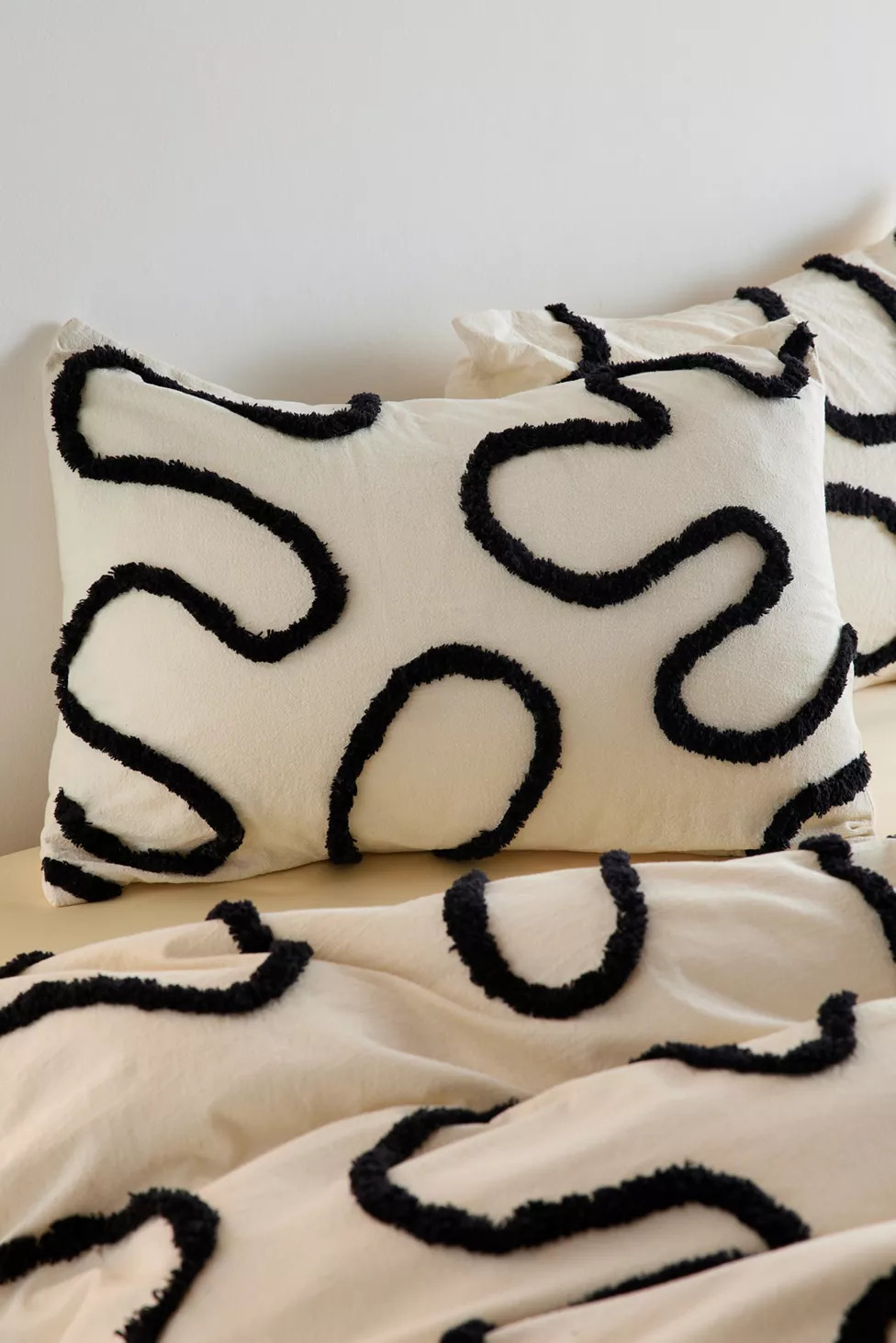 Wiggle Tufted Sham Set | Urban Outfitters (US and RoW)
