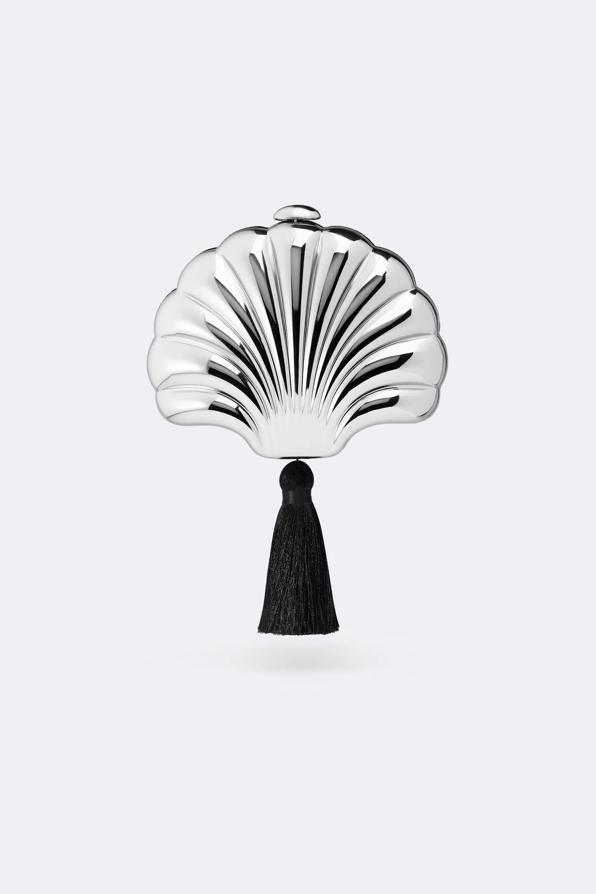 Metal Concha Clutch In Silver | Simon Miller