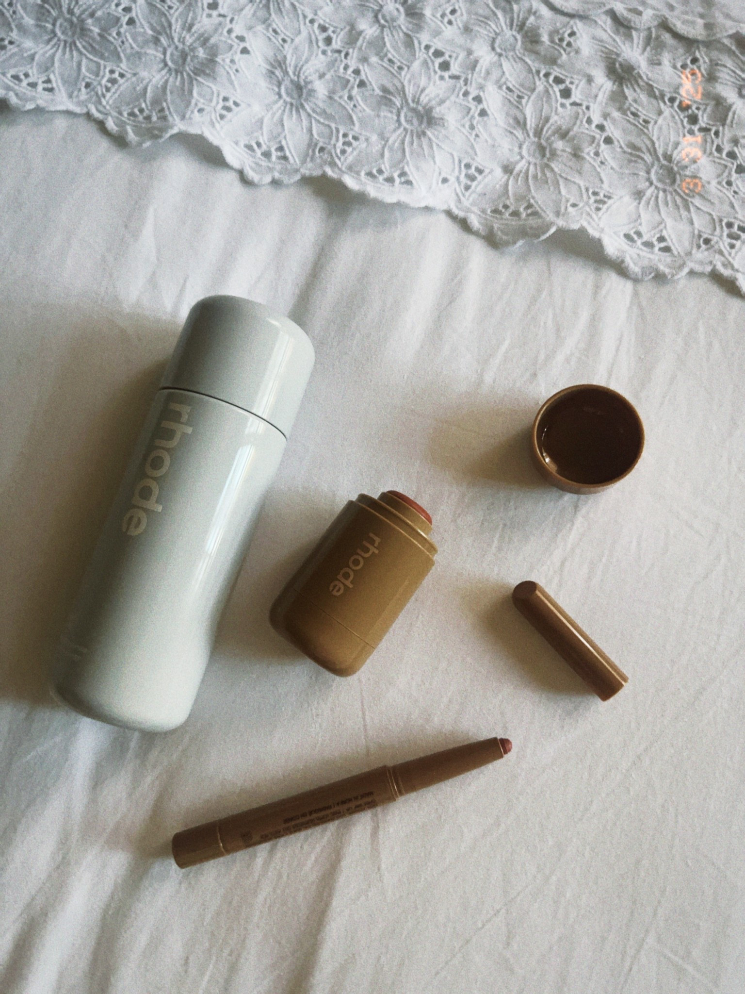 Unboxing a little glow from @rhode 

#LTKbeleza