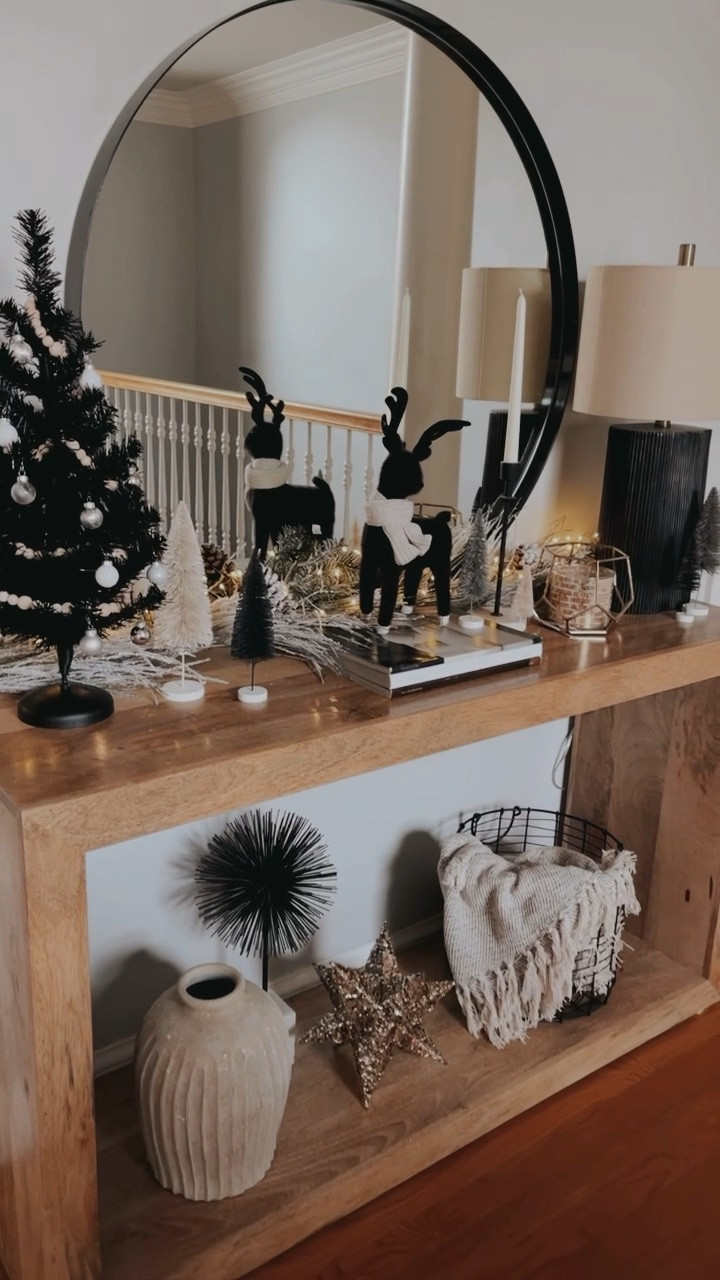 This Year’s Christmas Entryway 🖤🎄

Black and White Decor | Christmas Decor | Target Home

#LTKHoliday #LTKhome #LTKVideo