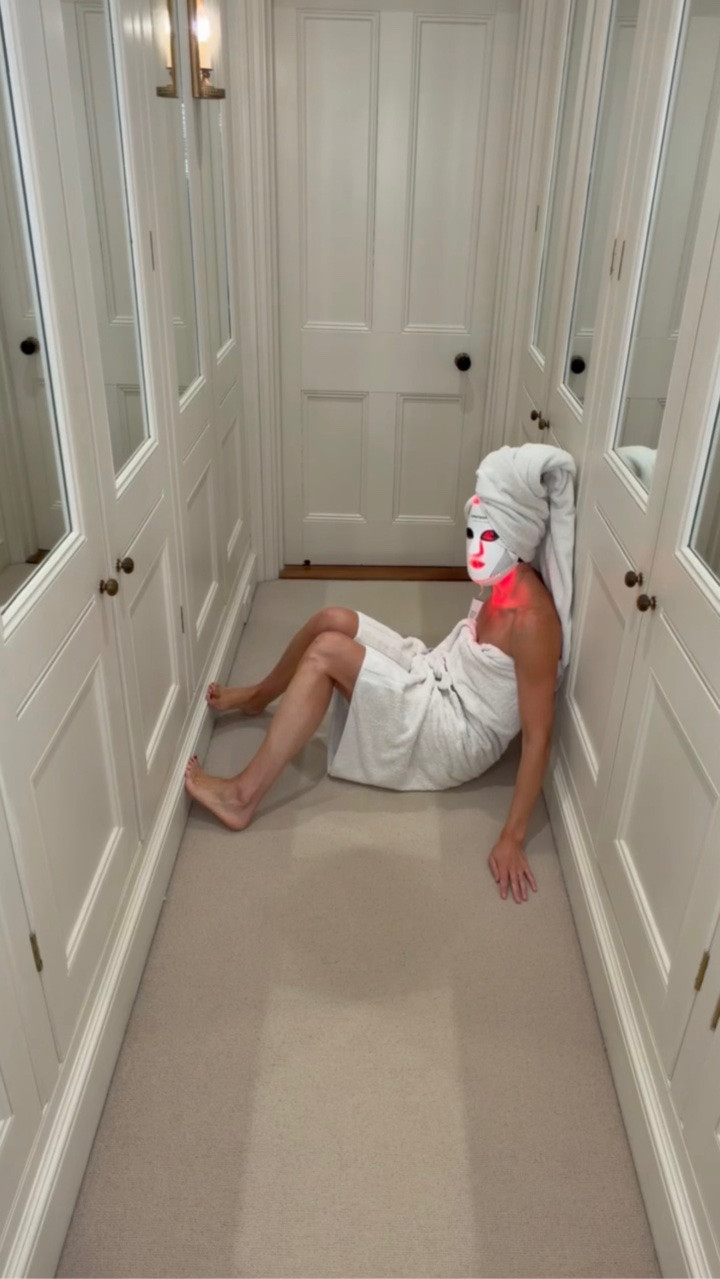 The “everything shower” is full on but @currentbody had sent help 😂

For 10% use the code: MORBEYS

#redlighttherapy #skincareroutine #currentbody #currentbodyaffiliate