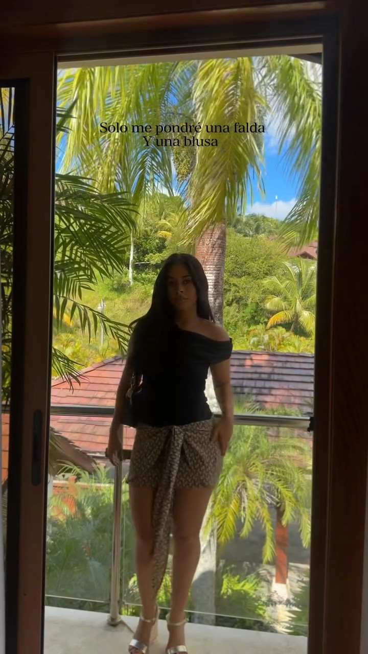 Solo es una falda y una blusa, pero tratando de acomodar las piezas correctas puedes tener un lindo outfit ♥️

Falda: @sheinofficial 
Blusa: @lulus 

#outfit #ootd #outfits