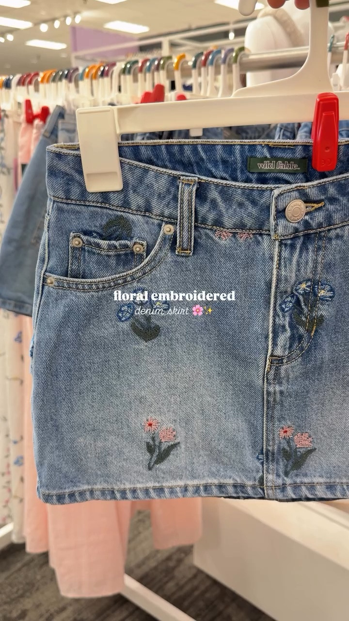 New #wildfable floral embroidered denim skirt! Do you prefer this one or the strawberry one?? 



#target #targetfinds #targetstyle #targetmusthaves