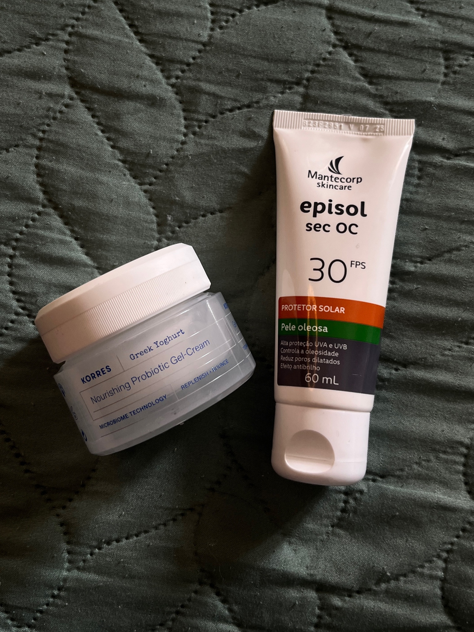 Produtos que usei hoje pela manhã!!

Sim, hoje não usei sabonete facial. Minha pele é se a e sensível mas adoro usar esse protetor solar para peles oleosas. 
Para não tirar a minha oleosidade natural da pele pela manhã (minha pele não está suja, apenas com resto dos produtos que usei na noite anterior. Esses produtos não são comedogênicos). 
Usei o hidratante da Korres que tem probióticos e tem me ajudado a controlar a acne. E usei o protetor solar, eu não saio de casa sem passar algum protetor, mas esse em específico tenho gostado bastante!

#LTKbeauty #LTKbrasil