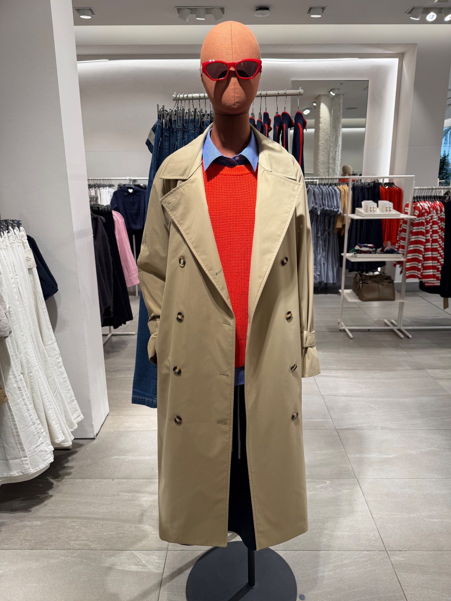 Early spring outfit styling ❤️😮‍💨


Tags: trench coat, red jumper, blue collar shirt, straight leg jeans, H&M, loafers, suede loafers,casual outfit, elevated chic outfitt

#LTKstyletip #LTKspring #LTKwinter
