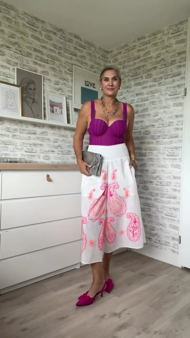☀️ AD | Eén zomerdag, vier looks.

Van een cyclaam badpak aan het zwembad naar een witte jeans short voor de lunch, een luchtige culotte voor cocktails en een jurk waarin je niet onopgemerkt aan het diner verschijnt 💃

Ik ben dol op outfits die je de hele dag door kunt stylen zonder je halve koffer mee te slepen. 😉

Welke look is jouw favoriet: pool, lunch, cocktails of diner?

S H O P • M E T • K O R T I N G

Met code Marlous855 ontvang je 20% korting op je bestelling. Geldig voor nieuwe klanten, exclusief sale-artikelen en bij een minimale bestelwaarde van €39.

Shop via de link in mijn stories of reageer met ‘shop’ en ik stuur ze naar je toe. 

@ullapopken_official

#UllaPopken #FashionEquality #TrueSize #TrueSizeFashion #talltriesitall