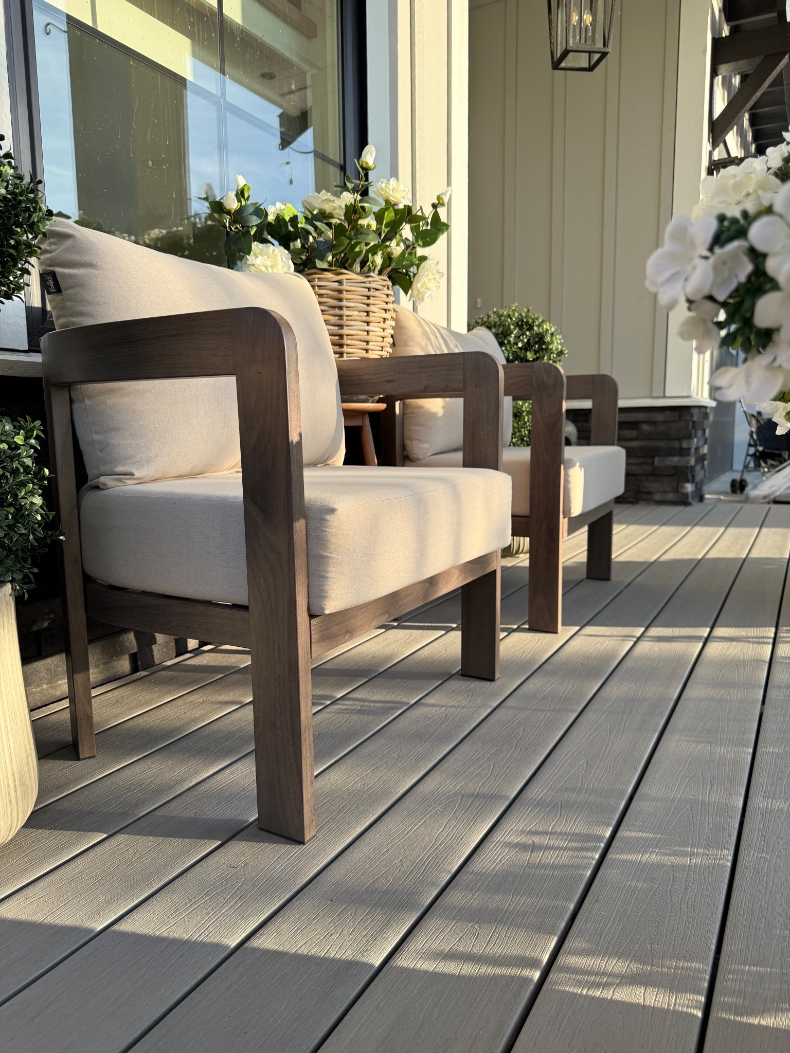 Elegant patio chairs✨ these look expensive but are so budget friendly! 
Outdoor metal frame with deep and thick cushion. Such fabulous value! 