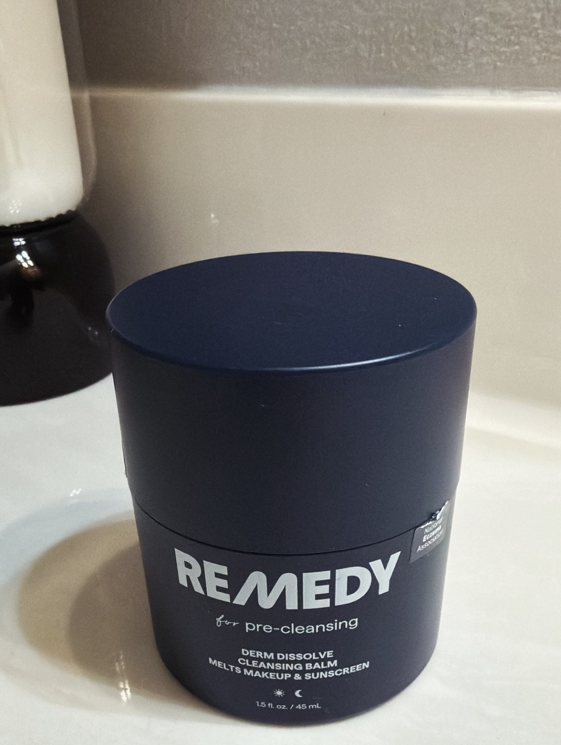 I don’t play about my cleanse, and this Remedy Pre-Cleansing Balm has officially entered holy-grail territory. This is step one of my routine when my face is layered — SPF, makeup, long day, all of it.

🧈 Texture: buttery, cushiony balm that melts into an oil the second you massage it in
💄 What it does: breaks down foundation, mascara, sunscreen, grime — without that tight, stripped feeling
🌿 Vibe: deep clean plus skin feels soft, calm, and balanced after

I massage it onto dry skin (don’t skip this part), add a little water to emulsify, and rinse. Everything slides off. Then I go in with my regular cleanser and my skin is chef’s kiss smooth.

Perfect if you:
✔️ wear makeup or heavy SPF
✔️ want that thorough double-cleanse life
✔️ hate cleansers that leave your face squeaky/dry

It’s the difference between “I washed my face” and “my skin is actually clean.” Linking it because this one’s staying in rotation.

#skincareroutine #doublecleanse #cleansingsbalm #glowyskin #LTKbeauty