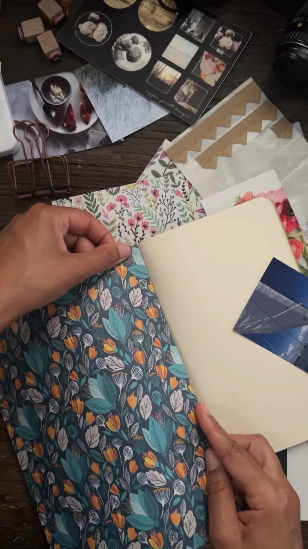 A few more pages in my art journal. Loving this little book! I will share a flip through soon ❤️

#artjournaling #artjournal #createeveryday #artjournalinspiration