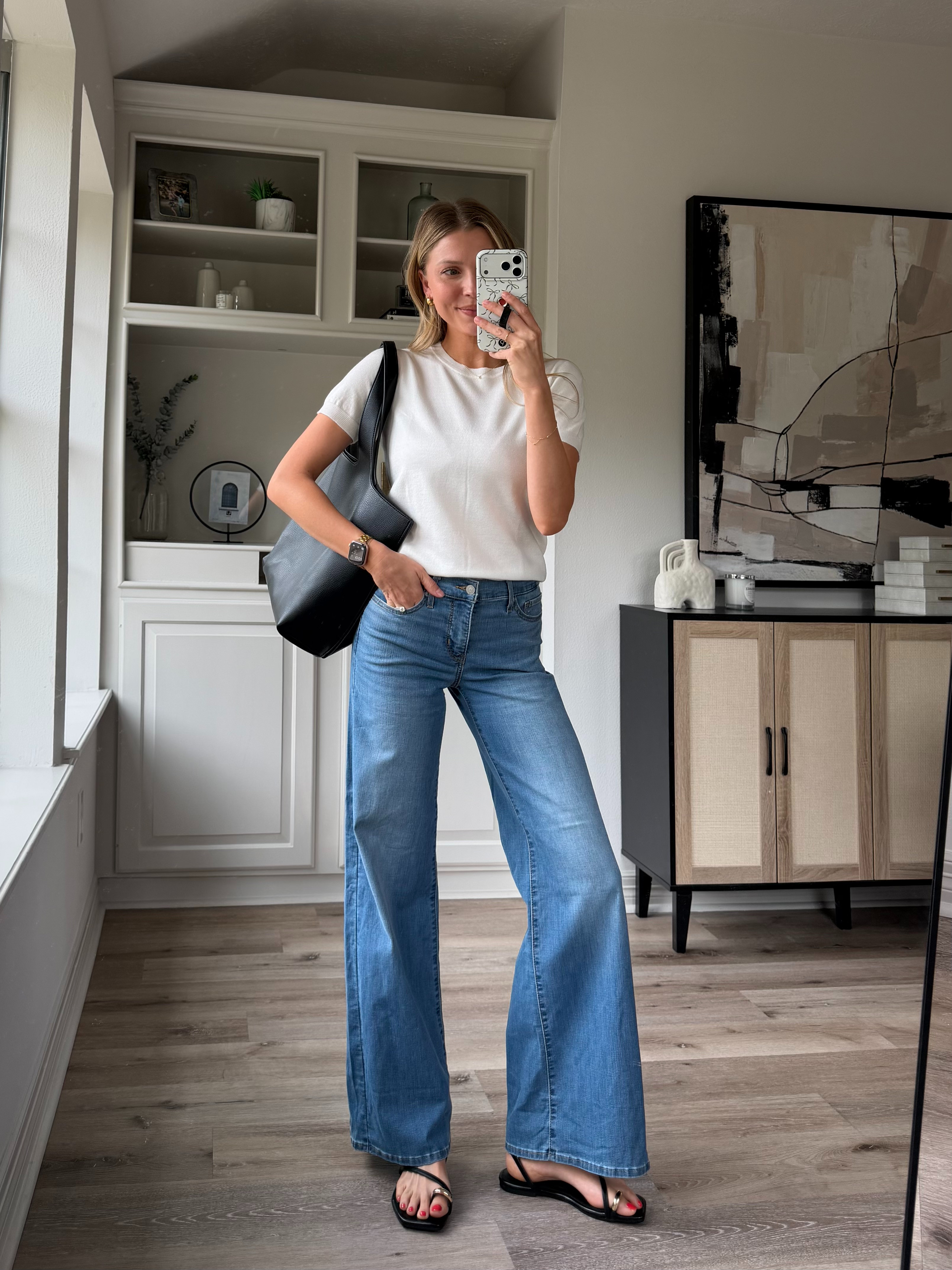 Casual but cute mom outfit inspo! 

 