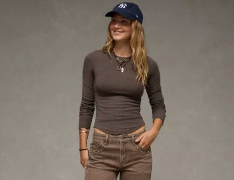 AE Long Sleeve Cozy Crew Neck T-Shirt
A cozy, fitted long-sleeve crew that keeps you comfortable and stylish all day long. 

 