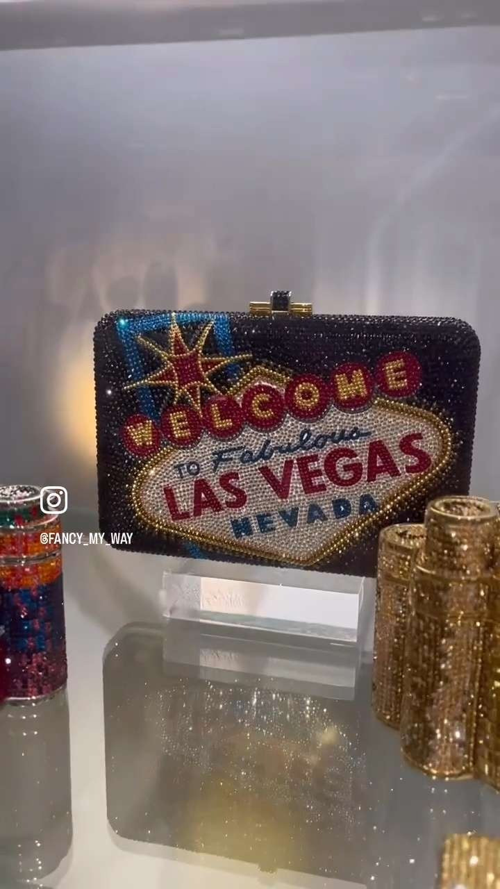 ✨ Every holiday look deserves the perfect finishing touch — a stunning evening bag. Whether it’s a chic night out, a romantic dinner date, or the ultimate holiday party, these luxury-inspired evening bags will make any outfit feel elevated and unforgettable. 🎉 From sparkling details to timeless designs, I’ve rounded up my favorite luxury bags. Tap to shop your next holiday showstopper now! 👜💫 #HolidayStyle #EveningBags #Luxury #LTKHoliday 

 

#LTKParties #LTKStyleTip #LTKItBag