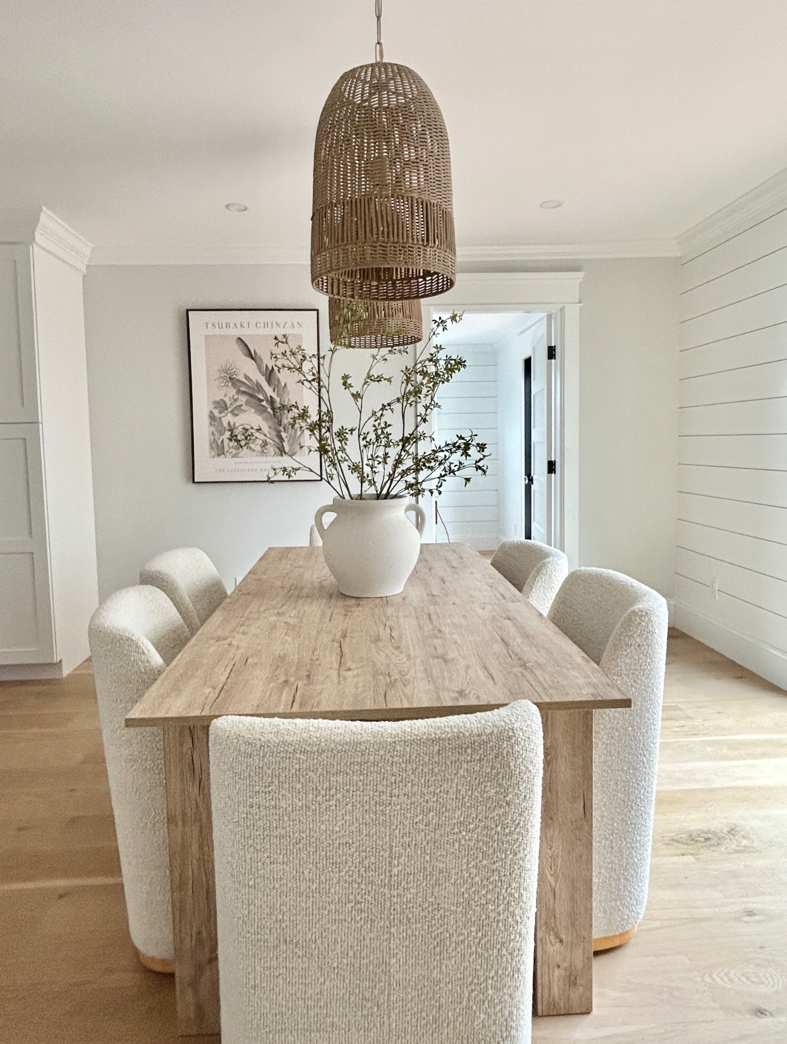Dining room with green accents for an earthy, organic vibe.

#diningroom

#LTKHome
