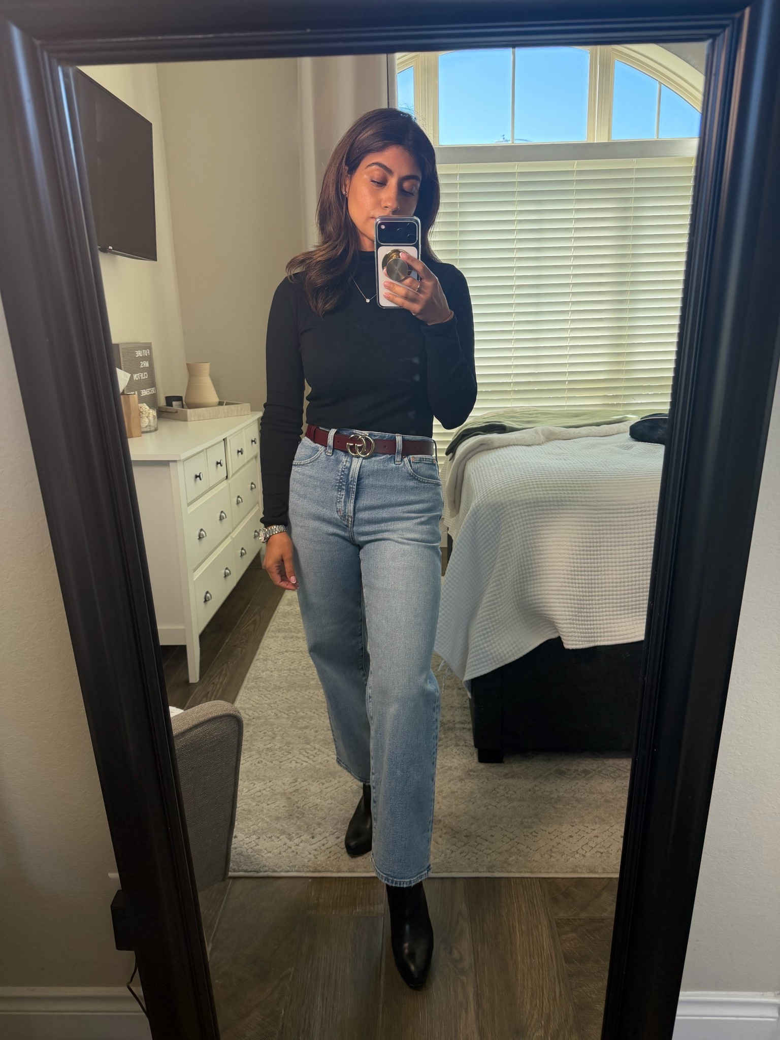 The kind of outfit formula that always works:
• fitted black top
• straight leg denim
• classic leather belt
