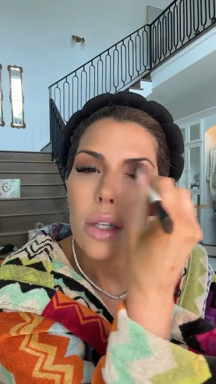 Using the EF1 dual ended blending brush to work in these two eyeshadows! My most used brush by far! 

The first one I put on is by Mario Master Mattes cream eyeshadow  in the color Sienna/ Warm brown. 

The second is e.l.f liquid velvet eyeshadow in the color Toasted. 

Sephora beauty, e.l.f Cosmetics, Oversized robe, Headband, Emily Gemma

#LTKselfcare #LTKgrwm #LTKBeauty