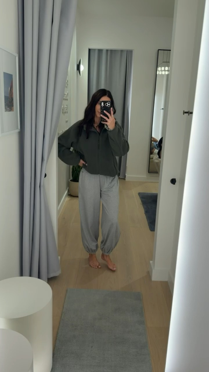 Vuori outfit ideas, Size S in Ballon jogger, M in fleece.