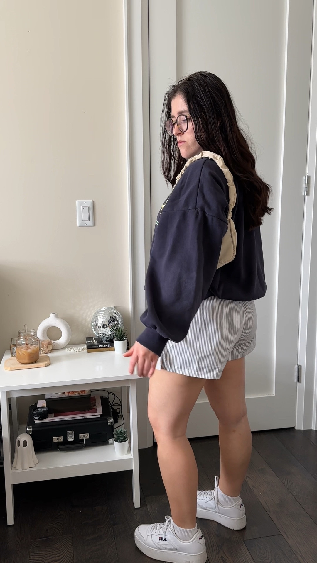 get dressed with me ✨ I am loving the boxer short trend and these pinstripe grey shorts will be on constant rotation this summer. my favourite way to wear them right now is to pair them with a comfy sweatshirt 



Easy and casual spring outfit, Casual boxer pants outfit a boxer pants, boxer shorts, boxer shorts trend, striped pants, striped pants outfit, summer fashion trends, summer fashion essentials, graphic sweatshirt 

#LTKstyletip #LTKshoes #LTKsummer