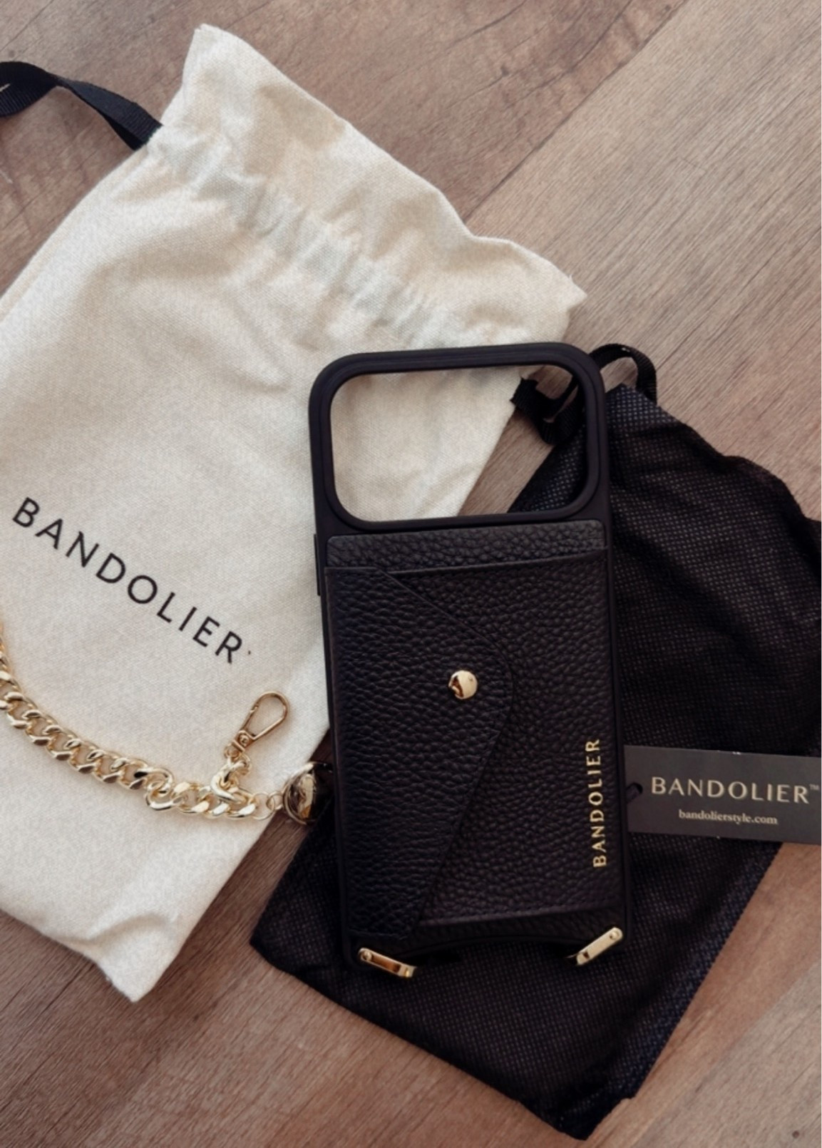 The perfect wristlet & wallet case in one 🖤